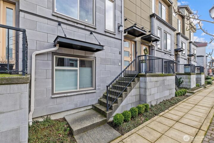 Property Photo:  964  7th Avenue NE #2.4  WA 98029 