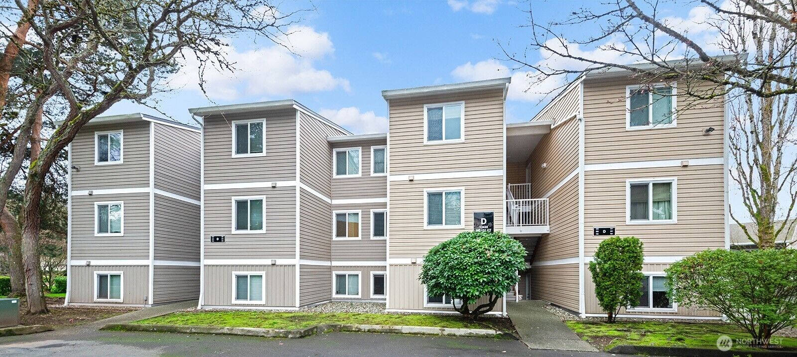Property Photo: 12435 NE 131st Court D102 WA 98034