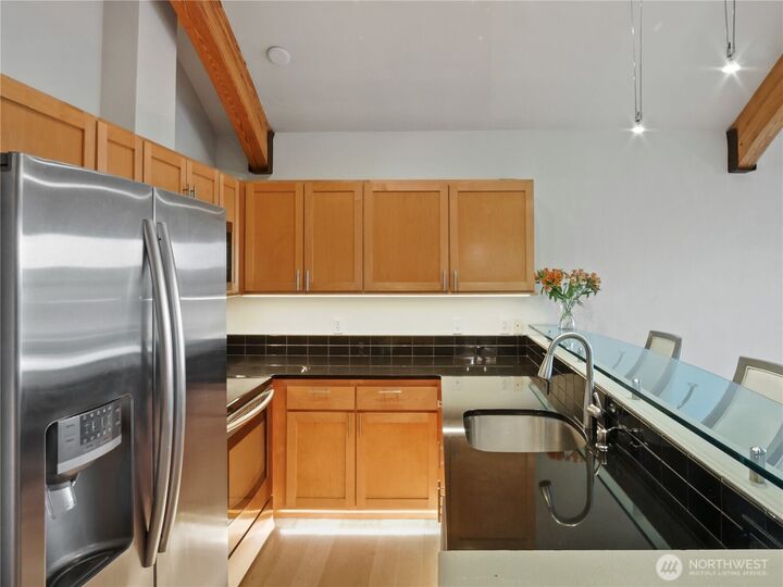 Property Photo:  654  5th Avenue S 404  WA 98020 