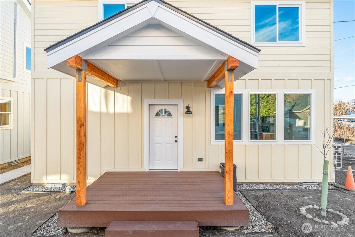 Property Photo:  409 E Okanogan Avenue  WA 98816 