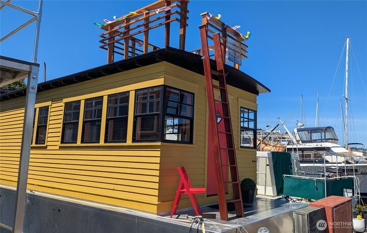 Property Photo: 2040 Westlake Avenue N 17 WA 98109