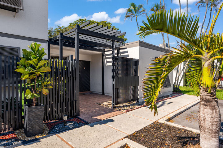 Property Photo: 1340 E Golfview Drive FL 33026