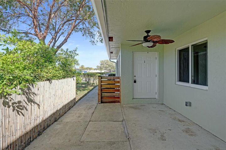 Property Photo:  920 SW 28th St 1-2  FL 33315 