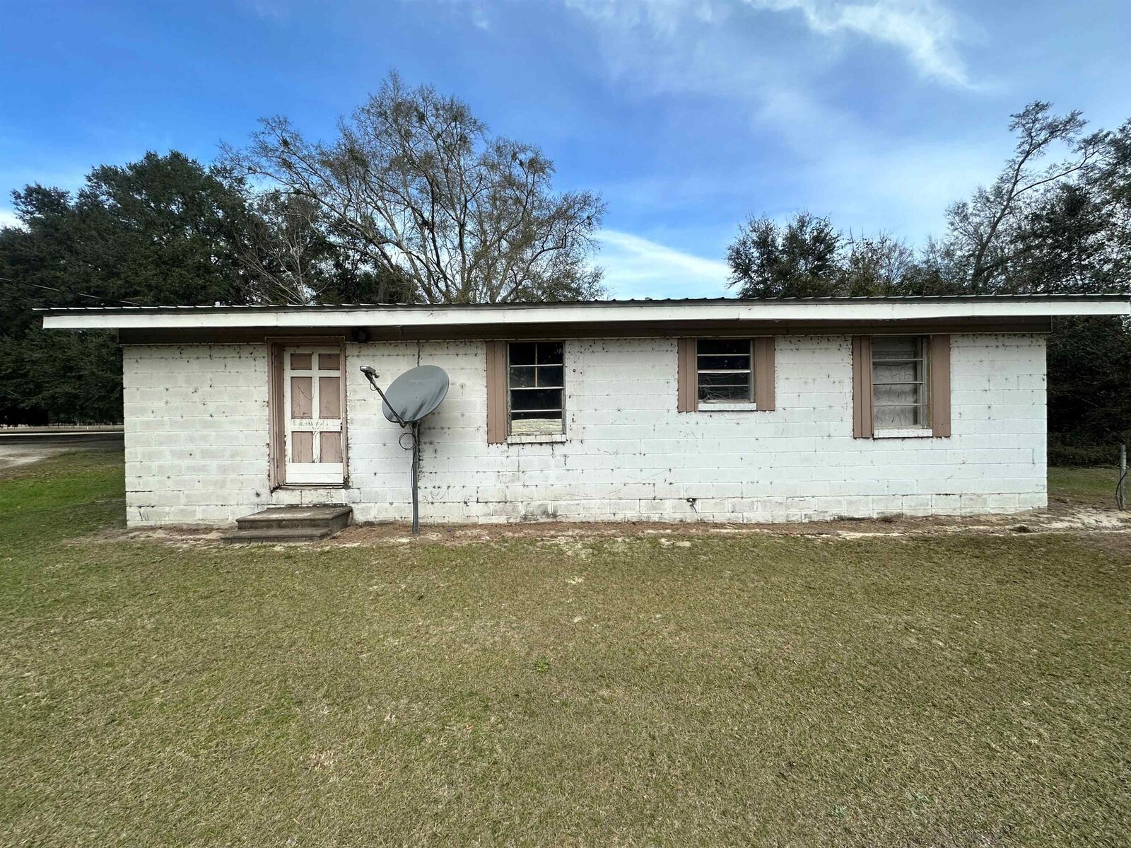 Property Photo: 5690 Sunlight Road FL 32445