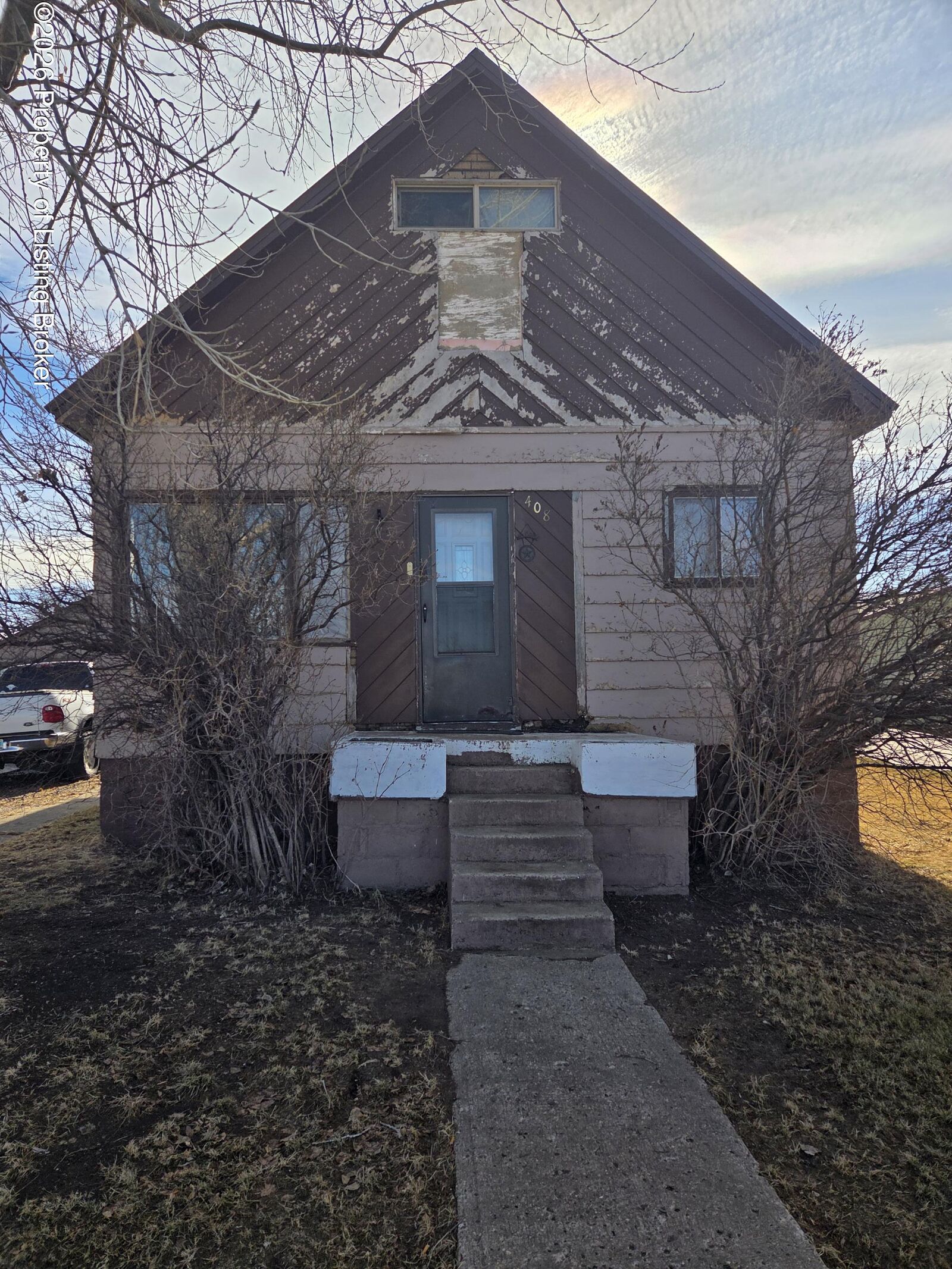 Property Photo:  408 South Avenue E  ND 58631 