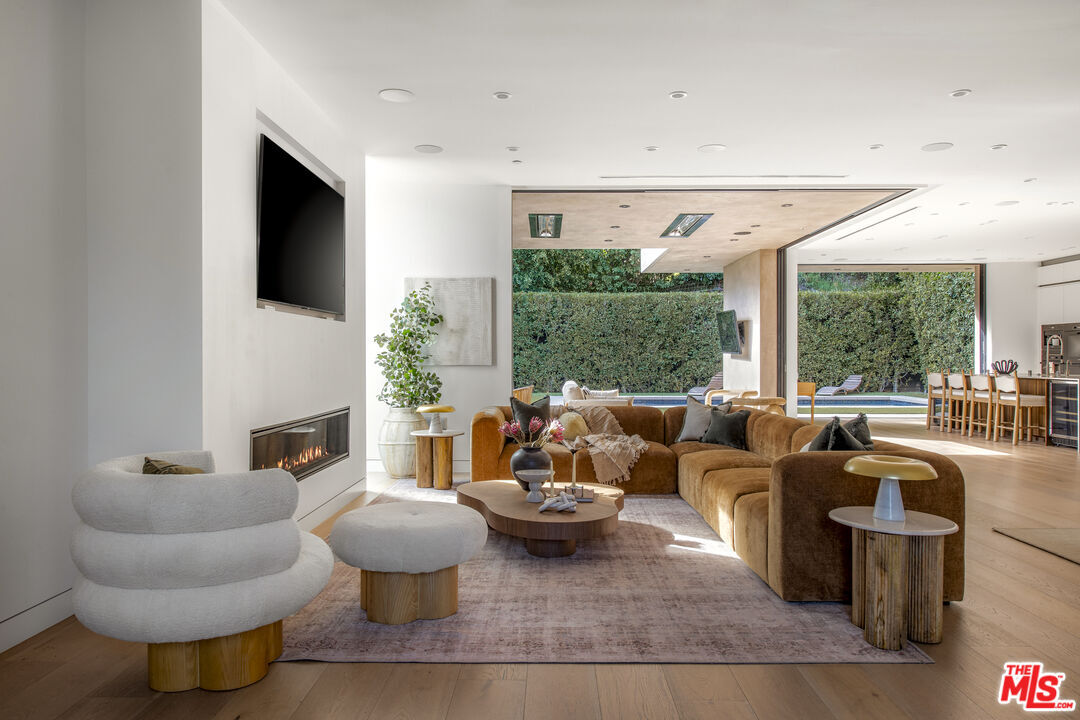 Property Photo:  1845 Coldwater Canyon Dr  CA 90210 