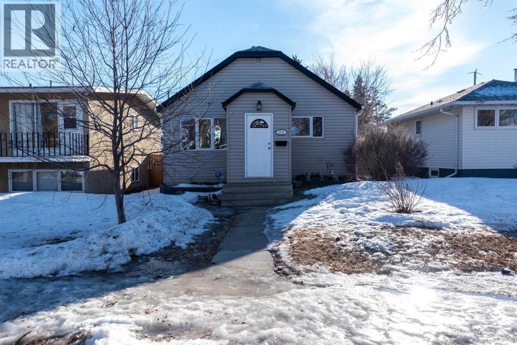 Property Photo:  4821 47 Street  SK S9V 0K2 