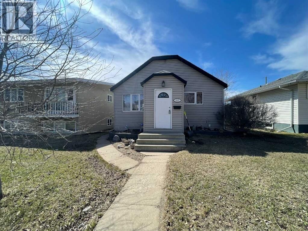 Property Photo:  4821 47 Street  SK S9V 0K2 