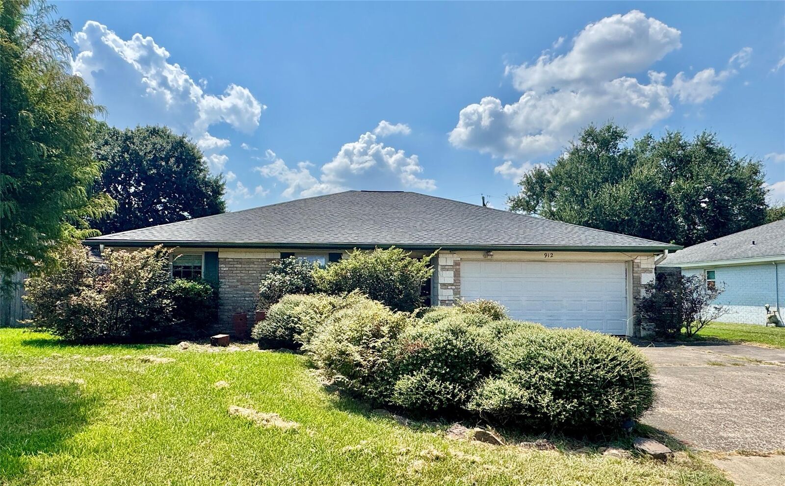 Property Photo: 912 S 21st Street TX 77627