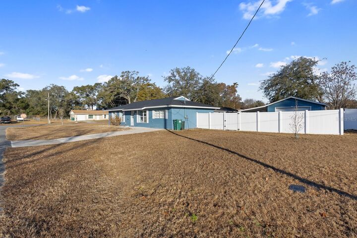 Property Photo: 301 Magnolia Way FL 32159