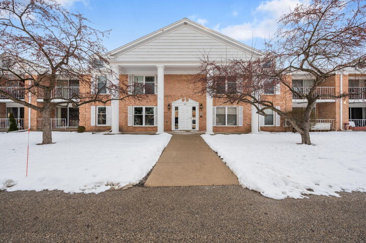 Property Photo: 945 W Heritage Ct 104 WI 53092