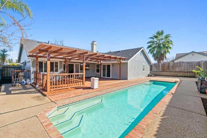 Property Photo:  1333 Stonebridge Way  CA 95661 