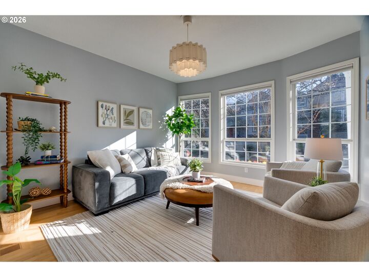 Property Photo:  223 S Whitaker St  OR 97239 