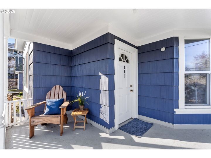 Property Photo:  801 Cascade Ave  OR 97031 