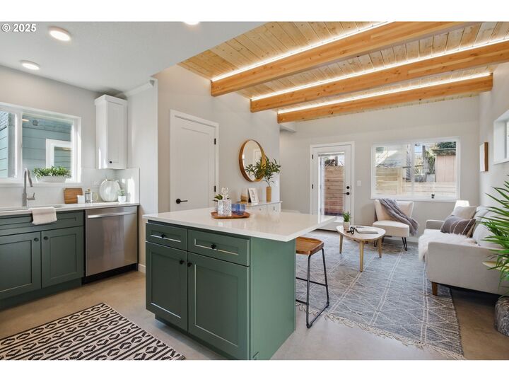 Property Photo:  1123 SE Rhone St B  OR 97202 