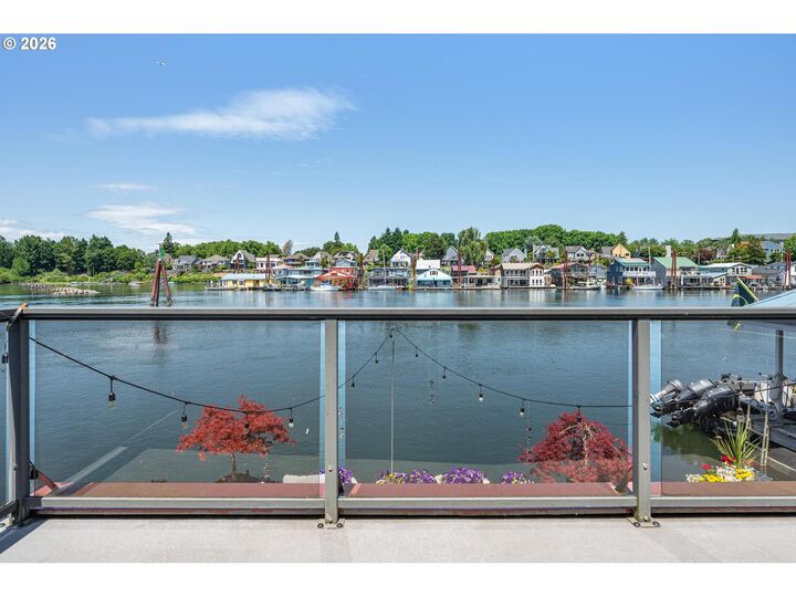 Property Photo: 429 N Bridgeton Rd 15 OR 97217