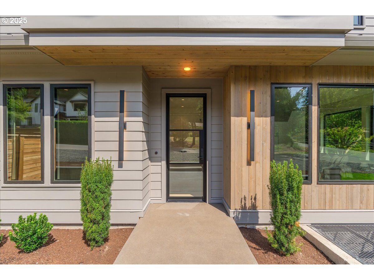 Property Photo:  990 Lund St  OR 97034 