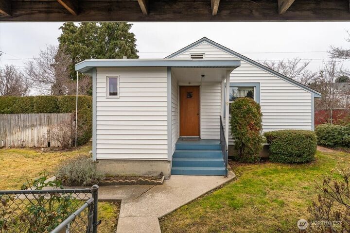 Property Photo: 1202 Fifth Street WA 98801