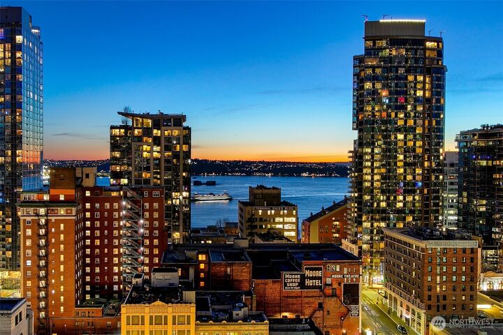 Property Photo: 1920 4th Avenue 2104 WA 98101