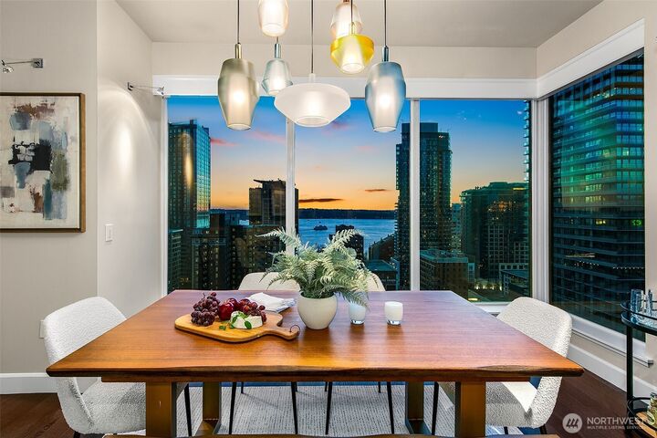 Property Photo: 1920 4th Avenue 2104 WA 98101