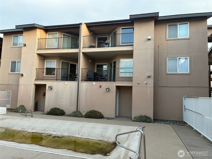Property Photo:  2900  Marina Dr. 201  WA 98837 