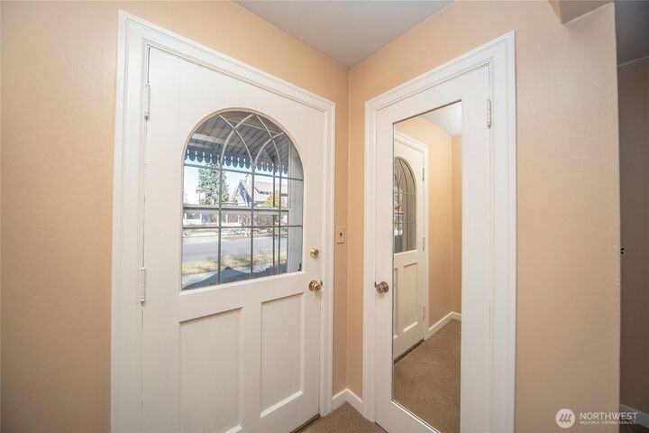 Property Photo:  108 E 10th Avenue  WA 98926 