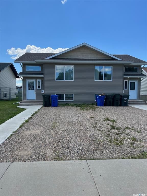 Property Photo: 833/835 5th Street E SK S6V 2L6