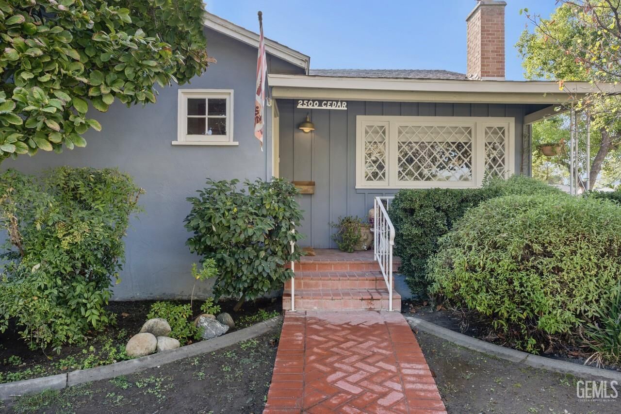 Property Photo:  2500 Cedar Street  CA 93301 