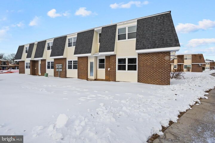 Property Photo:  20-1 Florence Tollgate Place 1  NJ 08518 