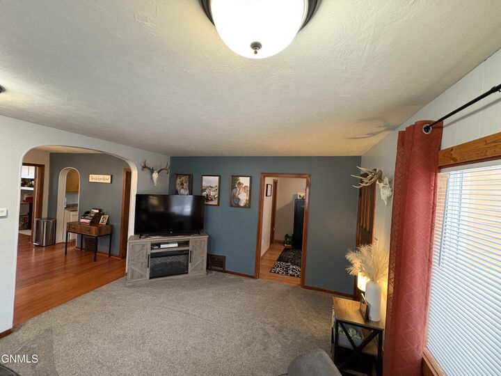Property Photo: 305 1st Avenue N ND 58436