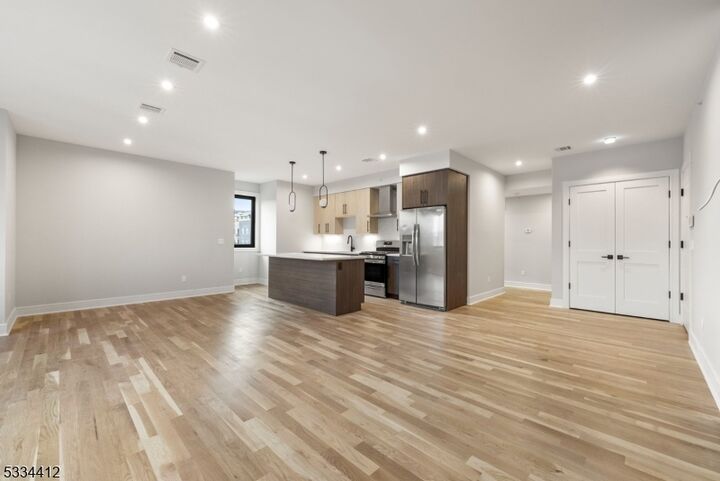 Property Photo:  178 Newark Pompton Tpke 302  NJ 07424 