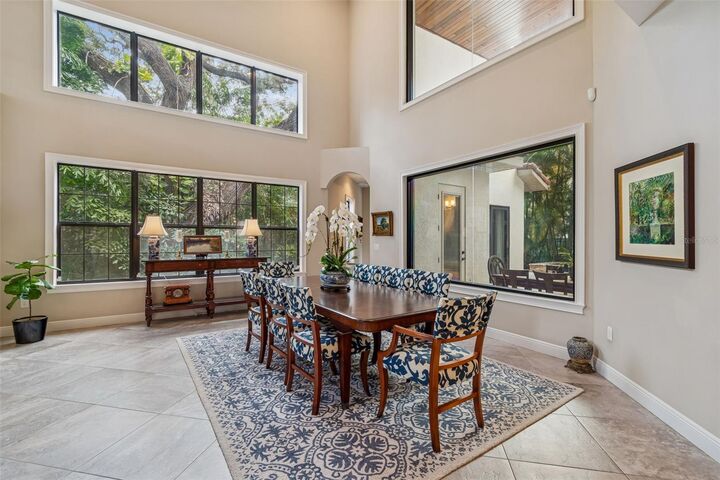 Property Photo:  2906 W Hawthorne Road  FL 33611 