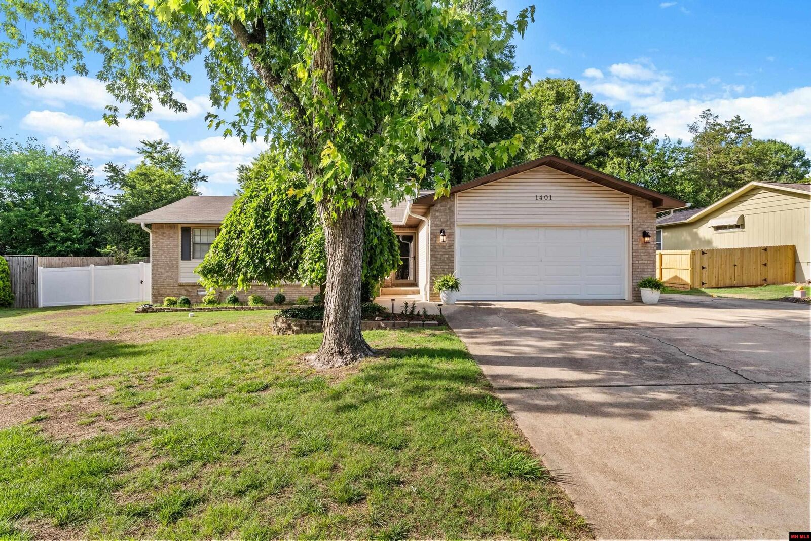 Property Photo: 1401 S Kingswood Way AR 72653