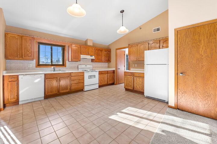 Property Photo: 1507 Clarence Ct 2 WI 53095