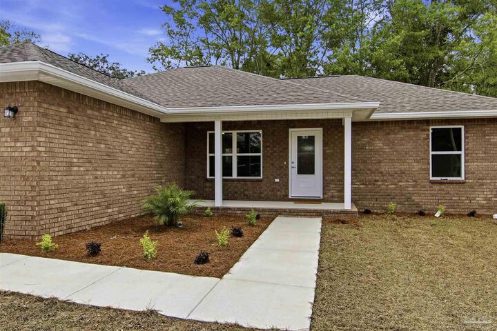 Property Photo: 4208 Eleanor St FL 32571