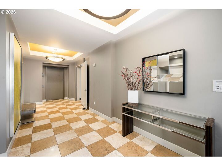 Property Photo: 1930 NW Irving St NW 401 OR 97209