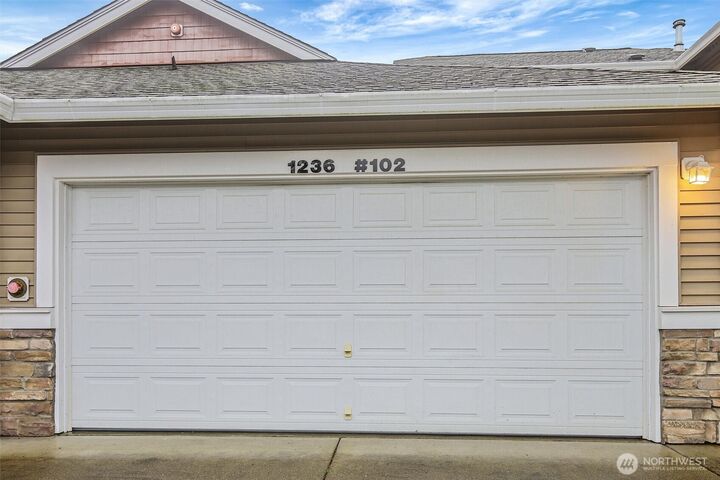Property Photo:  1236  65th Street SE 102  WA 98092 