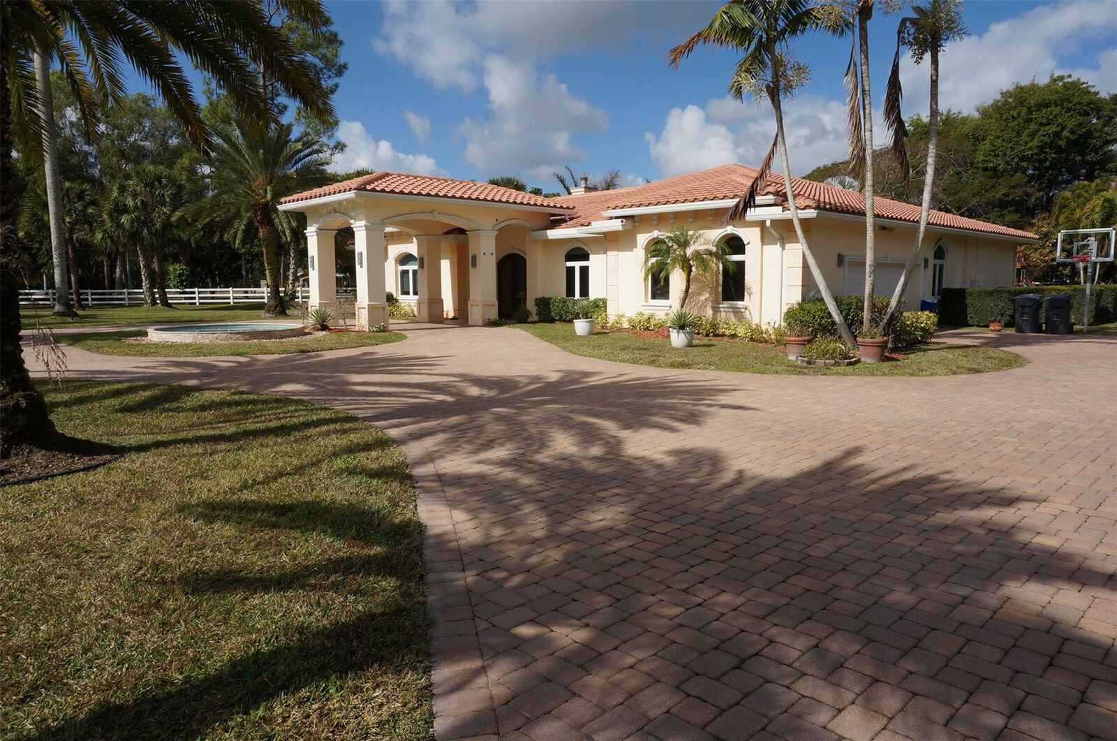 Property Photo:  650 E Rambling Drive  FL 33414 