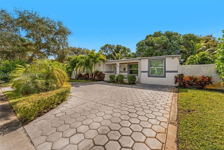 Property Photo:  860 NE 142nd St  FL 33161 