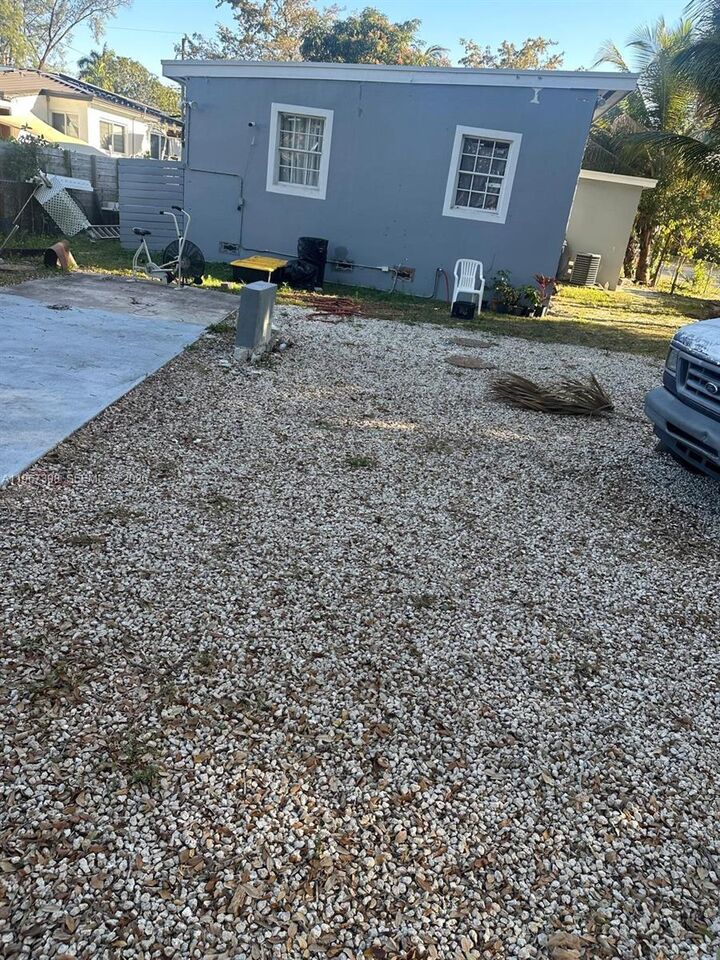 Property Photo:  1005 NE 145th St  FL 33161 