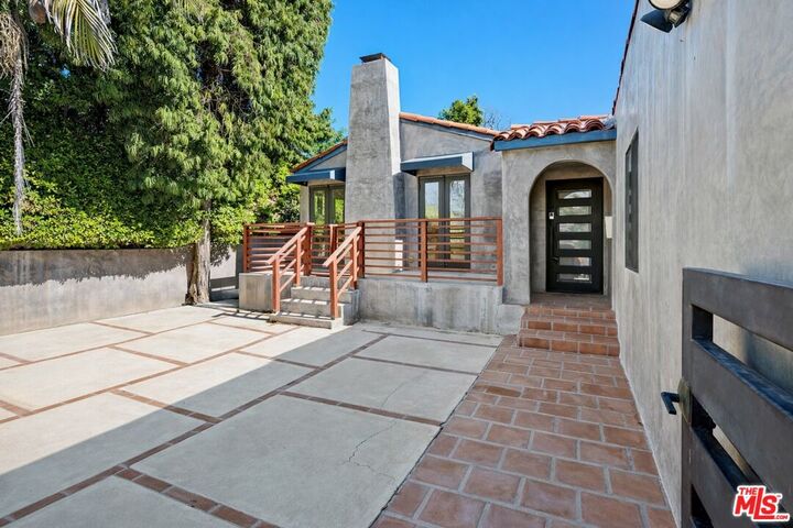 Property Photo:  550 Almar Ave  CA 90272 