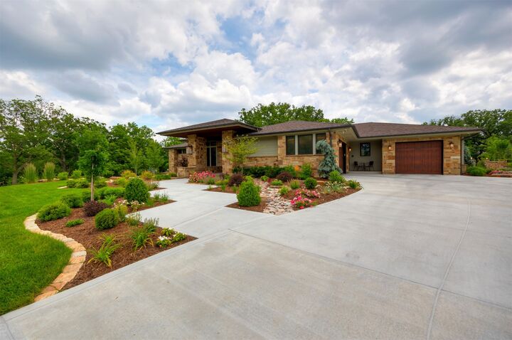 Property Photo: 12870 Ridgeview Drive IA 50323