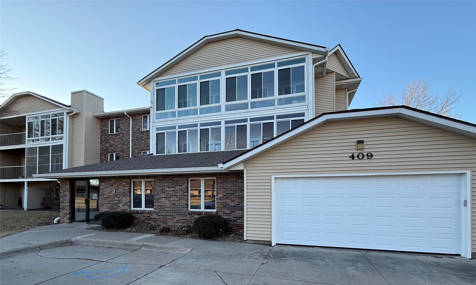 Property Photo:  409 SE Delaware Avenue 202  IA 50021 