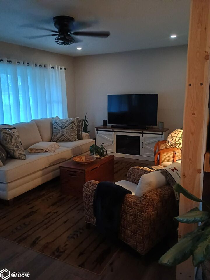 Property Photo:  117 W Van Weiss Boulevard  IA 52655 