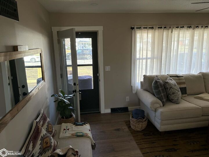 Property Photo:  117 W Van Weiss Boulevard  IA 52655 