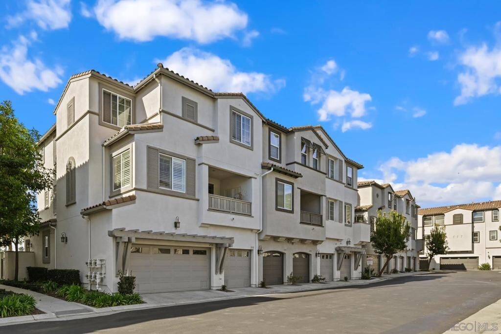 Property Photo:  2533 Antlers Way  CA 92078 