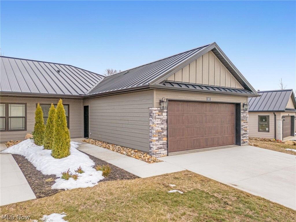 Property Photo:  997 Beech Avenue  OH 44654 