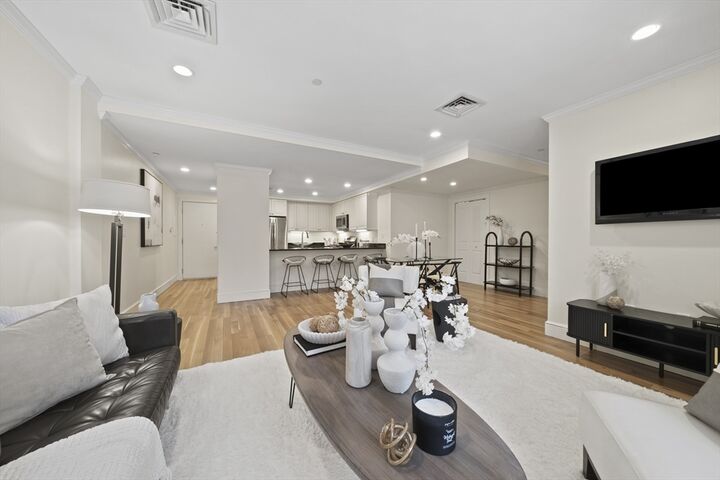 Property Photo:  321 Hammond Pond Pkwy 105  MA 02467 