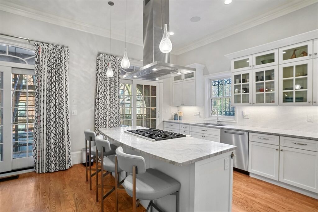 Property Photo:  41 Worcester St 1  MA 02118 