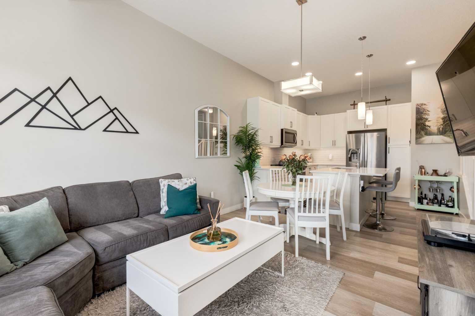 Property Photo: 212 Crestbrook Common SW AB T3B 6L1